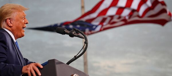 Прэзідэнт ЗША Дональд Трамп падчас перадвыбарчага мітынгу ў аэрапорце Сесіл ў Джэксанвіле, штат Фларыда Прэзідэнт ЗША Дональд Трамп падчас перадвыбарчага мітынгу ў аэрапорце Сесіл ў Джэксанвіле, штат Фларыда - Sputnik Беларусь