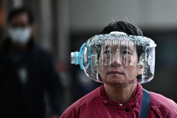Жительница Гонконга с маской, сделанной из пластиковой бутылки - Sputnik Беларусь