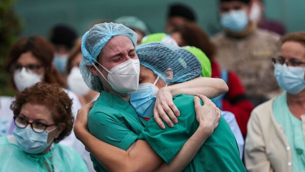Медики в Леганесе, Испания, оплакивают своего коллегу Эстебана, умершего от осложнений COVID-19 - Sputnik Беларусь