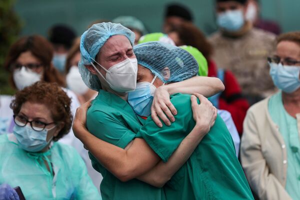 Медики в Леганесе, Испания, оплакивают своего коллегу Эстебана, умершего от осложнений COVID-19 - Sputnik Беларусь