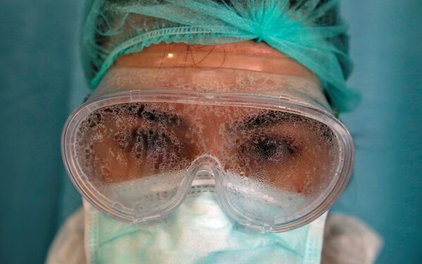 Запотевшие защитные очки медсестры - Sputnik Беларусь