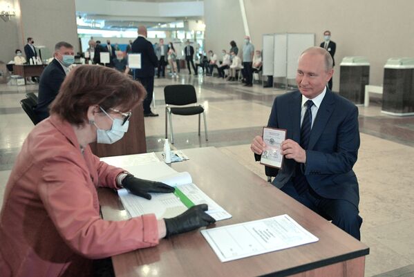 Президент РФ В. Путин принял участие в голосовании по внесению поправок в Конституцию РФ - Sputnik Беларусь