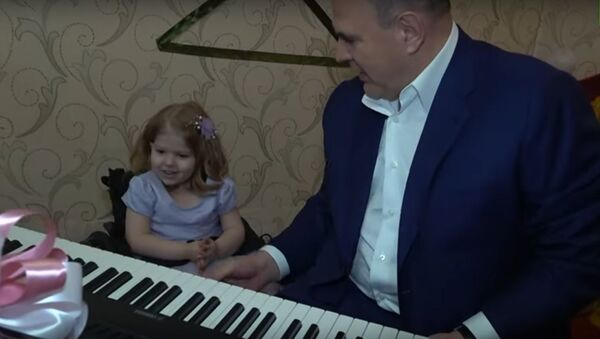 Мишустин подарил девочке синтезатор и сыграл песни из мультфильмов - видео - Sputnik Беларусь