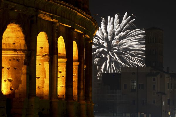 Салют во время празднования Нового 2021 года в Риме - Sputnik Беларусь