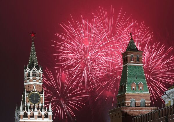 Салют во время празднования Нового 2021 года в Москве - Sputnik Беларусь
