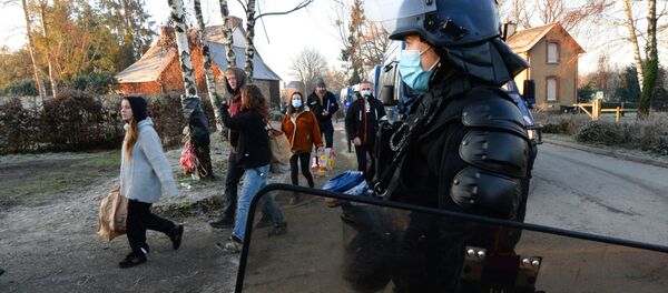 Участники рэйв-вечеринки и полицейский - Sputnik Беларусь