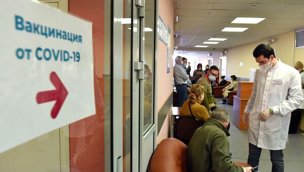 Чарга перад працэдурным кабінетам, дзе праходзіць вакцынацыя - Sputnik Беларусь