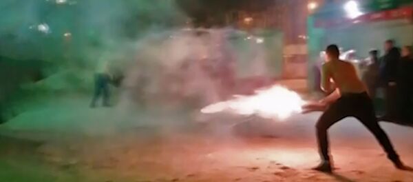 Не повторяйте – это опасно! Дуэль на салютах – видео Не повторяйте – это опасно! Дуэль на салютах – видео - Sputnik Беларусь