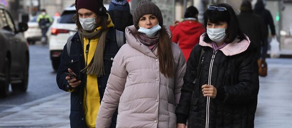 Прохожие в защитных масках на улице Прохожие в защитных масках на улице - Sputnik Беларусь