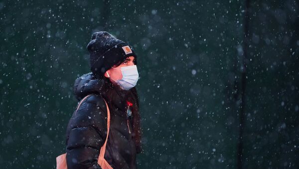 Женщина в маске под снегом - Sputnik Беларусь