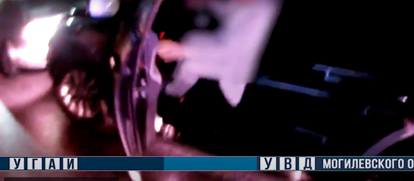 Пьяного водителя выдали запотевшие стекла в машине - видео Пьяного водителя выдали запотевшие стекла в машине - видео - Sputnik Беларусь