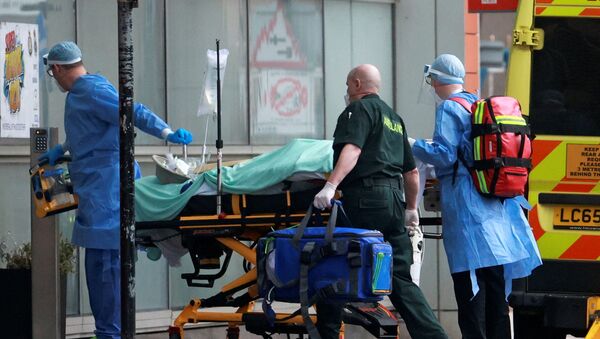 Медики перевозят пациента с коронавирусом в Королевский госпиталь Лондона - Sputnik Беларусь