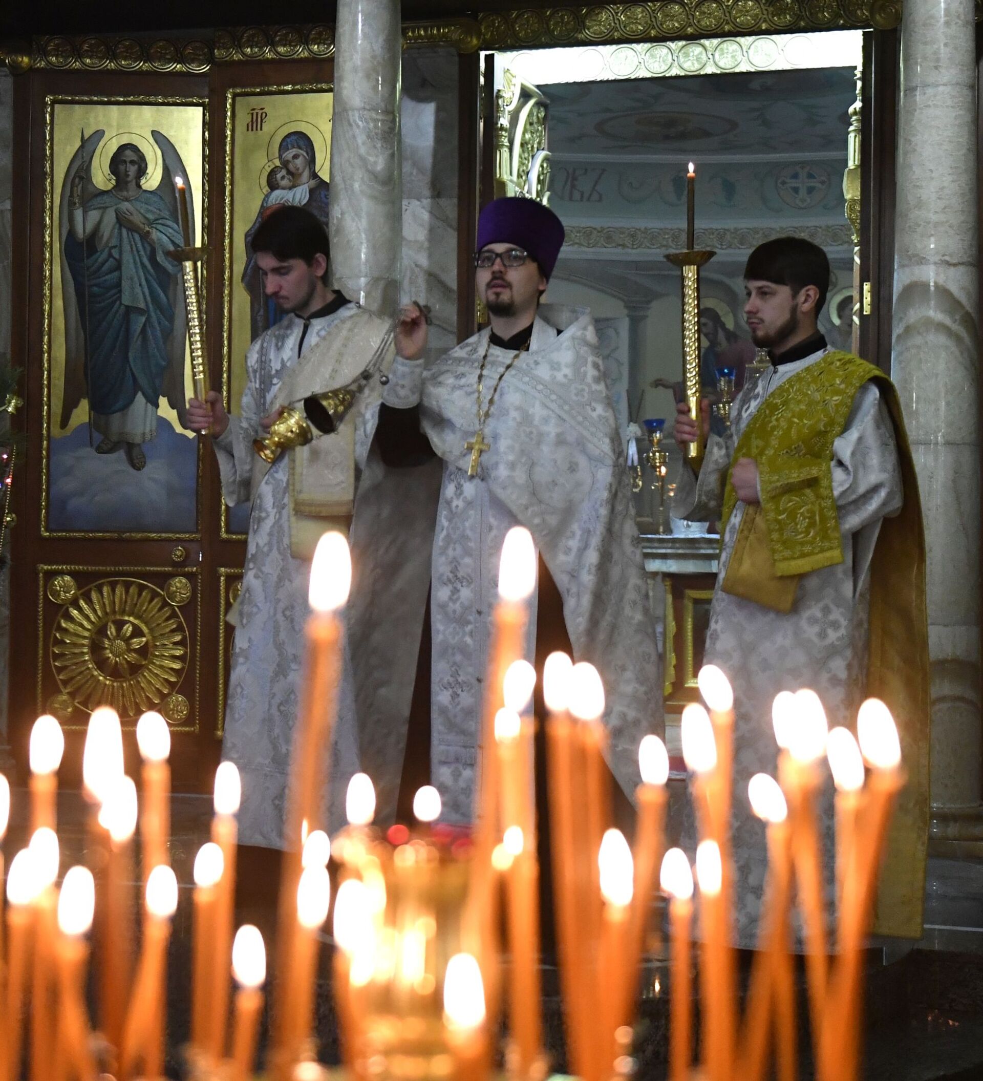 Царские часы в рождественский сочельник что это. Православный сочельник. Служба в церкви в сочельник свеча звезда. В Тобольске в 7 отроках в храме вечерняя будет сочельник служба. Показать картинки священник сочельник.