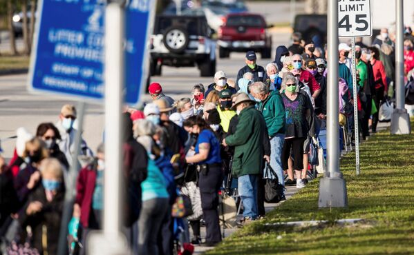 Сотни людей стоят в очереди на вакцинацию от COVID-19, в Форт-Майерс, Флорида, США - Sputnik Беларусь