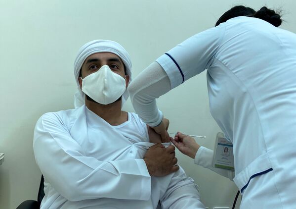 Мужчина получает дозу вакцины против COVID-19 в Дубае, Объединенные Арабские Эмираты - Sputnik Беларусь