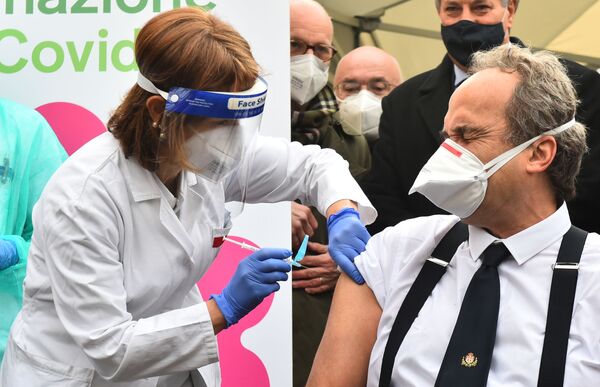 Доктор Джованни Ди Перри проходит вакцинацию от коронавируса в больнице Амедео ди Савойя в Турине, Италия - Sputnik Беларусь