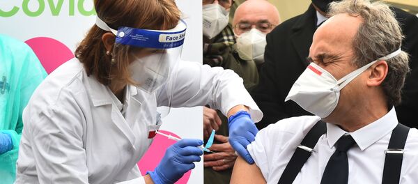 Доктор Джованни Ди Перри проходит вакцинацию от коронавируса в больнице Амедео ди Савойя в Турине, Италия - Sputnik Беларусь