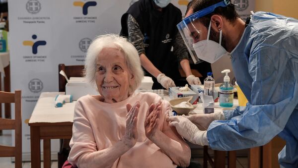 Пожилая женщина хлопает в ладоши после получения вакцины - Sputnik Беларусь