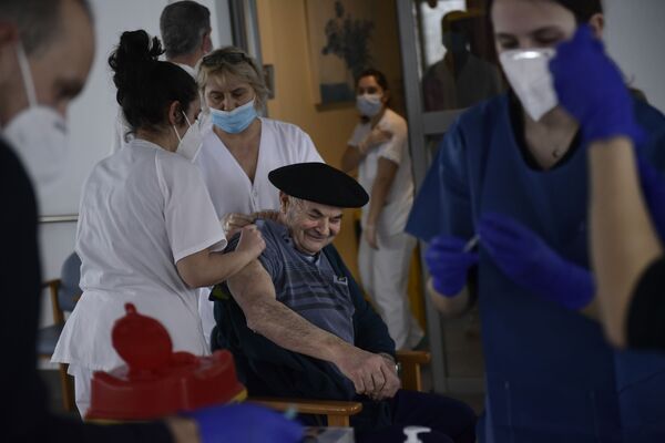 Жителю дома престарелых недалеко от Памплоны на севере Испании вводят вакцину от коронавируса Pfizer - Sputnik Беларусь