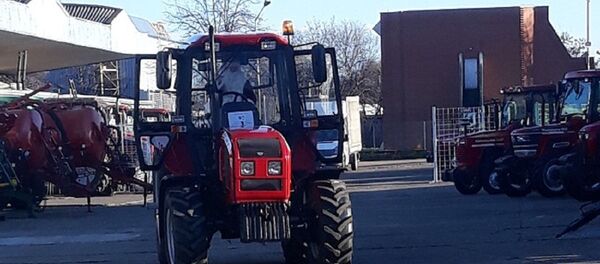 Дзед Мароз на трактары паехаў віншаваць сербскіх партнёраў - Sputnik Беларусь