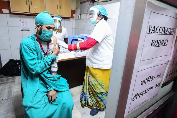 Волонтеры и представители здравоохранения во время пробного вакцинирования против Covid-19 в частной больнице в Аллахабаде в Индии - Sputnik Беларусь