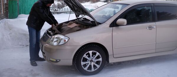 Мужчина у автомобиля  - Sputnik Беларусь