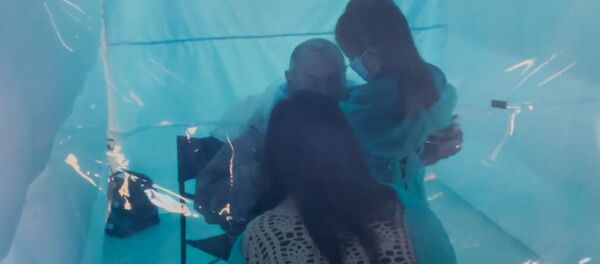 COVID объятьям не помеха! В доме престарелых появилась комната для встреч - Sputnik Беларусь