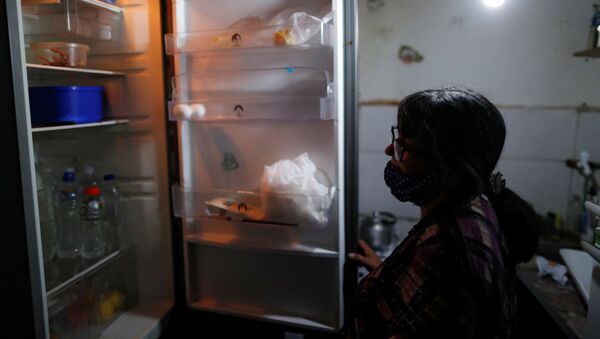 Женщина перед открытым пустым холодильником - Sputnik Беларусь