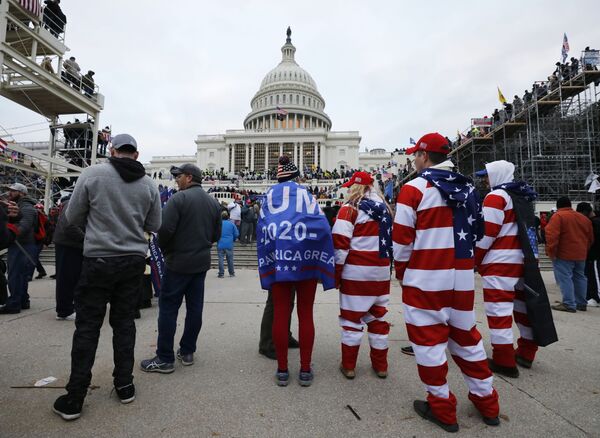 Участники акции протеста сторонников действующего президента США Дональда Трампа у здания конгресса в Вашингтоне - Sputnik Беларусь