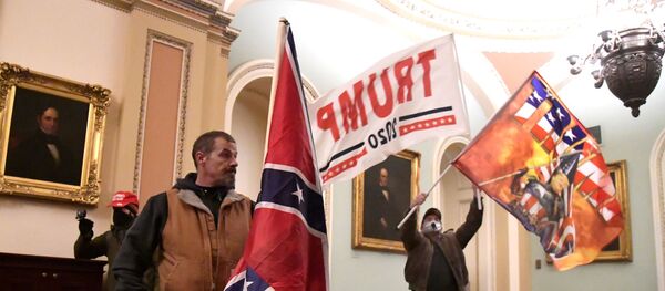 Сторонники президента США Дональда Трампа на втором этаже здания Конгресса в Вашингтоне - Sputnik Беларусь