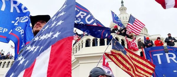 Участники акции протеста сторонников действующего президента США Дональда Трампа у здания конгресса в Вашингтоне  - Sputnik Беларусь