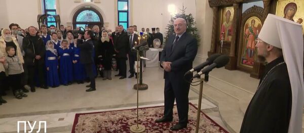 Александр Лукашенко в Минском храме в честь Воздвижения Креста Господня - Sputnik Беларусь