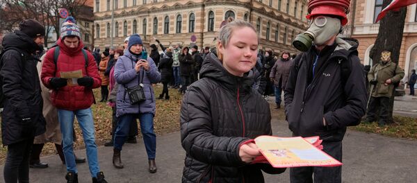Акция протеста против карантина во время вспышки коронавируса (COVID-19) в Риге - Sputnik Беларусь