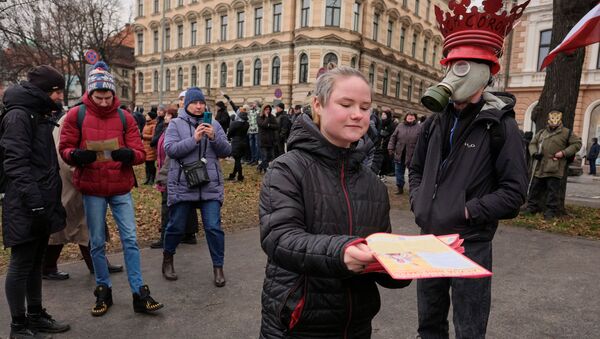 Акция протеста против карантина во время вспышки коронавируса (COVID-19) в Риге - Sputnik Беларусь