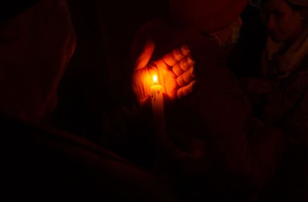 Свеча в руке верующего во время рождественского сочельника в церкви Святого Просветителя в Ереване - Sputnik Беларусь
