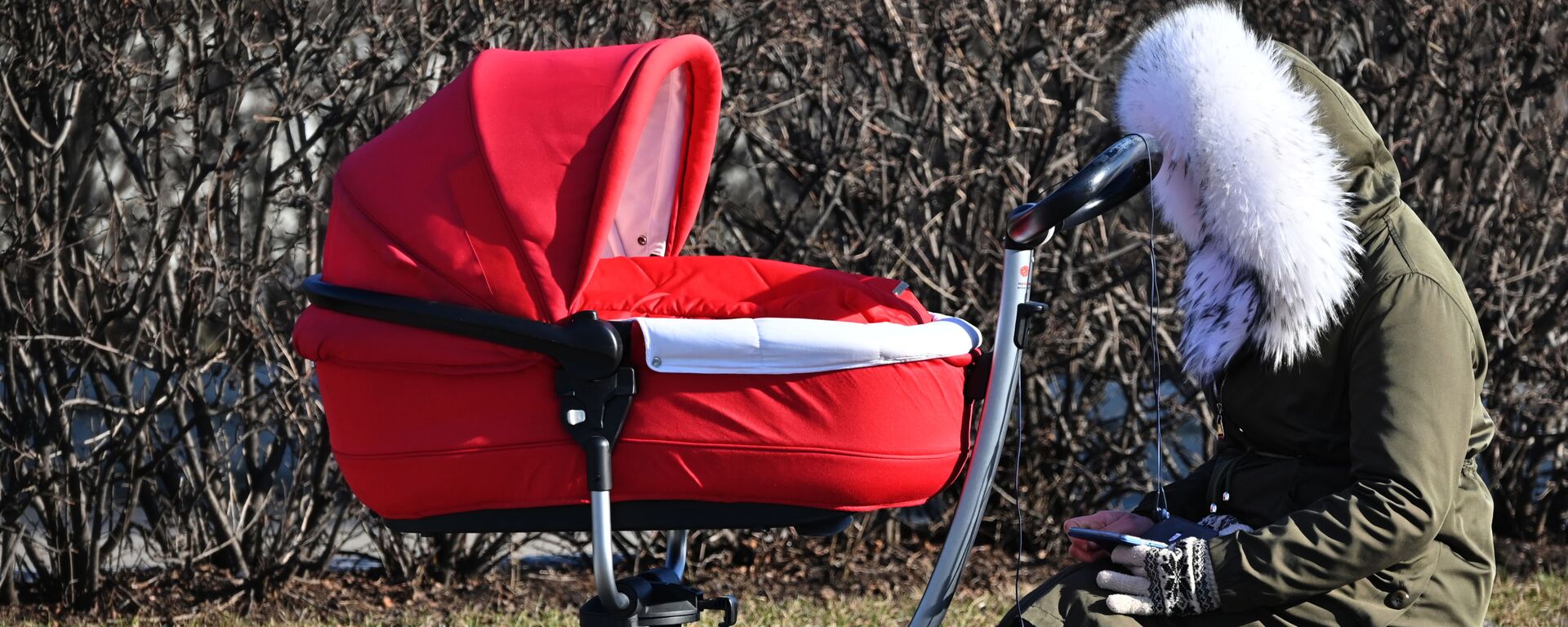 Жанчына з дзіцячай каляскай - Sputnik Беларусь, 1920, 18.12.2025