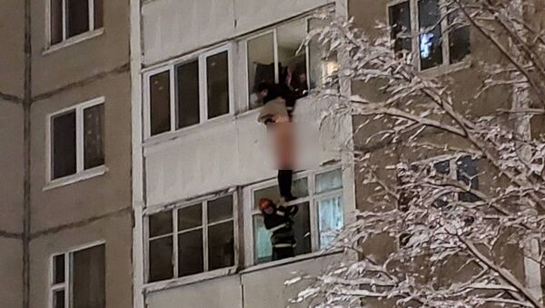 Спасатели сняли с балкона дома в Минске полуголую девушку - Sputnik Беларусь