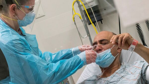 Медицинский работник осматривает больного коронавирусом в Нью Джерси - Sputnik Беларусь