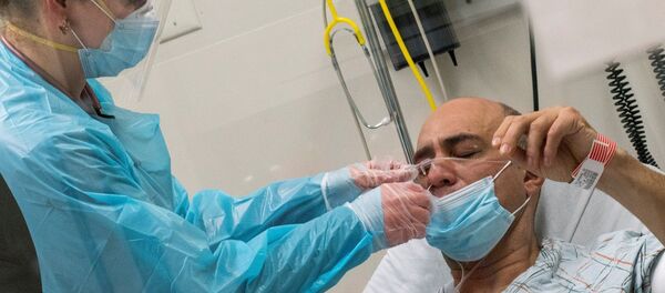 Медицинский работник осматривает больного коронавирусом в Нью Джерси - Sputnik Беларусь