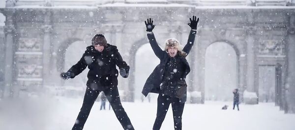 Іспанцы радуюцца снегу, многія бачаць яго ўпершыню ў жыцці - відэа - Sputnik Беларусь