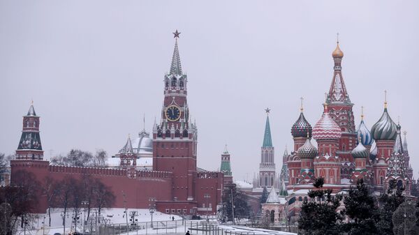 Вид из парка Зарядье на Покровский собор и Спасскую башню Московского Кремля - Sputnik Беларусь