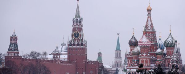 Вид из парка Зарядье на Покровский собор и Спасскую башню Московского Кремля Вид из парка Зарядье на Покровский собор и Спасскую башню Московского Кремля - Sputnik Беларусь