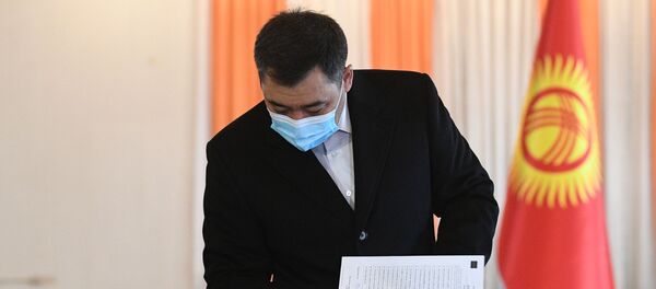 Кандидат в президенты Кыргызской Республики Садыр Жапаров голосует на досрочных выборах президента на одном из избирательных участков в Бишкеке - Sputnik Беларусь