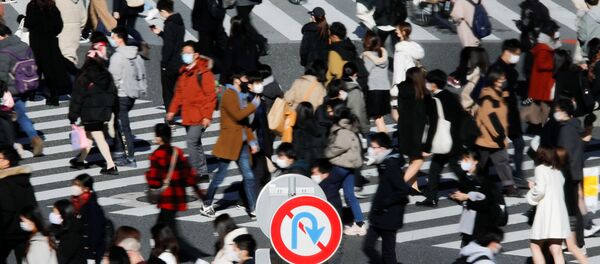 Прохожие в защитных масках в Токио, Япония Прохожие в защитных масках в Токио, Япония - Sputnik Беларусь
