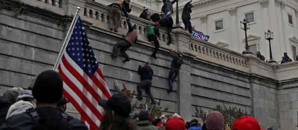 Сторонники президента США Дональда Трампа карабкаются по стене Капитолия - Sputnik Беларусь