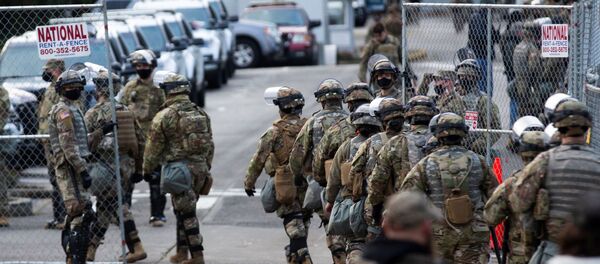 Члены национальной гвардии Вашингтона у здания Капитолия  - Sputnik Беларусь