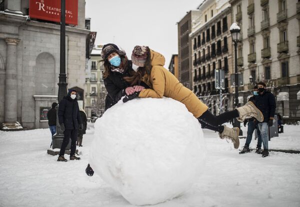 Девушки лепят снеговика на одной из улиц в Мадриде - Sputnik Беларусь