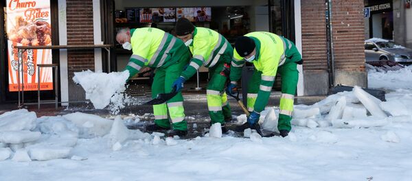 Расчистка снега в Мадриде - Sputnik Беларусь