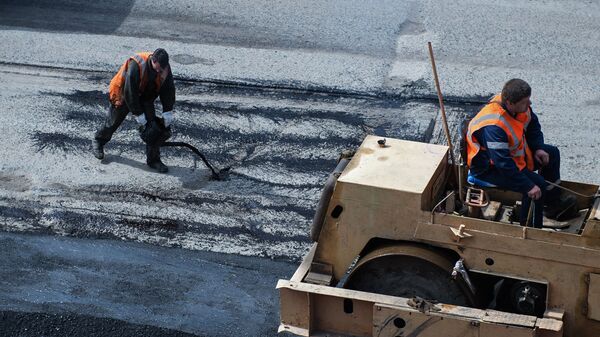 Рабочие во время ремонта дорожного покрытия - Sputnik Беларусь