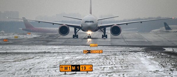 Самолет на взлетной полосе, архивное фото - Sputnik Беларусь